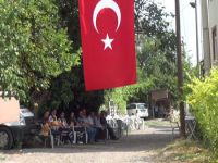 Evi bayraklarla donatıldı