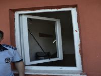 Futbol sahasının soyunma odasının camları kırıldı