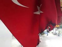 Türk bayrakları yakıldı!