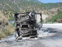Bitlis’te yol kesen PKK’lılar 8 aracı ateşe verdi