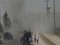 PKK’lılar 2 aracı ateşe verdi