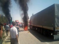 Pasinler'de teröre tepki gösteren halk lastik yakıp yol kapattı