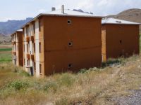 Parasını ödedikleri afet konutları hasarlı çıkınca, evlerine giremediler