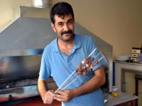 Teröre tepkisini askere bedava yemek vererek gösteriyor