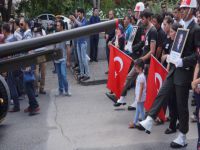 Babasını askerlerle yürüyerek uğurladı