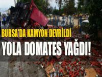 Bursa'da domates yüklü kamyon devrildi!