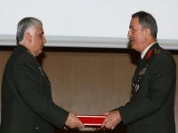 Özel, görevini Hulusi Akar'a teslim etti