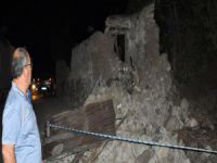 Ege'de deprem: Bina yıkıldı