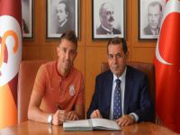Galatasaray'da imzalar atıldı
