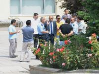 Kimlik ve belge gösteremeyince denetleme yapmadan okuldan ayrıldılar