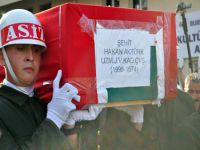 Şehidin annesi, acıya dayanamayarak bayıldı