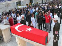 Şehit evladını asker selamıyla uğurladı