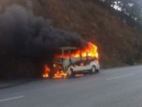 Bursa'da minibüs alev alev yandı