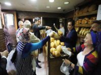 Bursa Valisi ekmek dağıttı