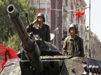 Tanklı, füzeli ve TOMA'lı tören