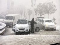 Son dakika... Bursa'da kar yol kapatti!
