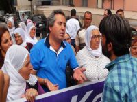 Kadınların Valiliğe beyaz tülbent asmasına polis engel oldu