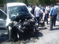 Ticari araçla otomobil kafa kafaya çarpıştı