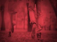 Tüfekle kızı kovaladı