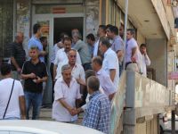 Diyarbakırlılar öldürülen doktor için taziye evine akın etti