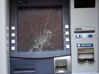 Kızdığı ATM’yi parçaladı!