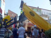 Kepçe ve tırmıkla elektrik kablosu operasyonu