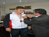 Başkan Kocatepe'den Türkiye üçüncüsü boksöre ödül