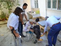 Belediyeden ihtiyaç sahiplerine tekerlekli sandalye
