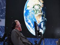 Stephen Hawking hayatını kaybetti.