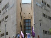 Bebek arabasında bıçak sokarken yakalandı