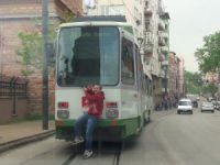 Bursa'da tramvayın arkasında tehlikeli yolculuk!
