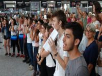 Öğrencilerden havalimanında dans