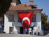 Şehit evinden geri alınan bayrak yerine yenisi asıldı