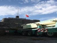50 tonluk vinç Kars Kalesi'ne çıkarıldı