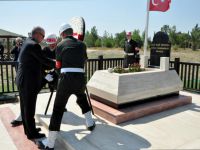 Sinirlioğlu'ndan Denktaş'ın kabrine ziyaret