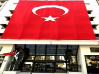 İzmir Ticaret Odası binalarına dev Türk bayrakları astı