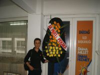 AKP'ye çelenk koydu,gözaltına alındı