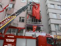HDP binasına Türk bayrağı asıldı