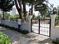 Şehitlikteki bayrağı indirip askerleri tehdit etti