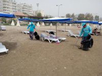 Büyükşehir’in ‘mavi yelekliler'i sahilleri temizliyor