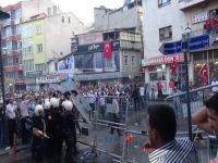 Polis, HDP binasına bayrak astı