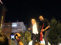 Vali, TOMA aracının üstüne çıktı