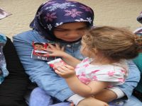 3 yaşındaki kızı fotoğrafını elinden  bırakmadı
