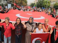 Protesto gösterisinde kadınlar dev Türk bayrağı taşıdı