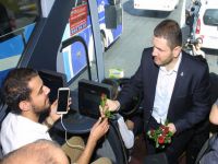 Alperenler, Doğu ve Güneydoğulu yolculara gül dağıttı