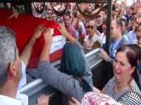 Şehidi İzmir'de Kürtçe ağıtlarla uğurladılar
