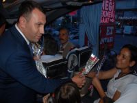 MHP'lilerden gül ve lokum ikramı