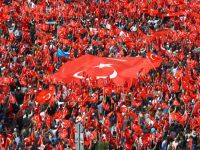 Türk bayrağıyla mitinge gelmiş!