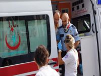 Kazaya karışan polis aracı yan yattı