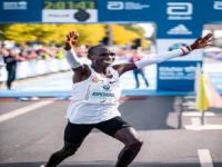 Koşu takımı dünya rekorunu kırdı